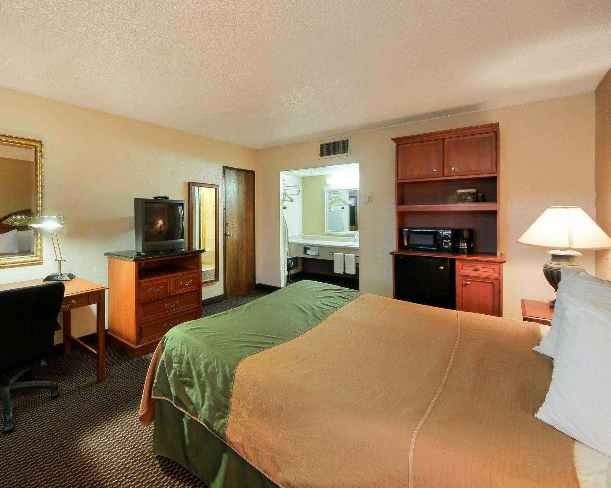 Quality Inn Shawnee I-40 Exterior photo